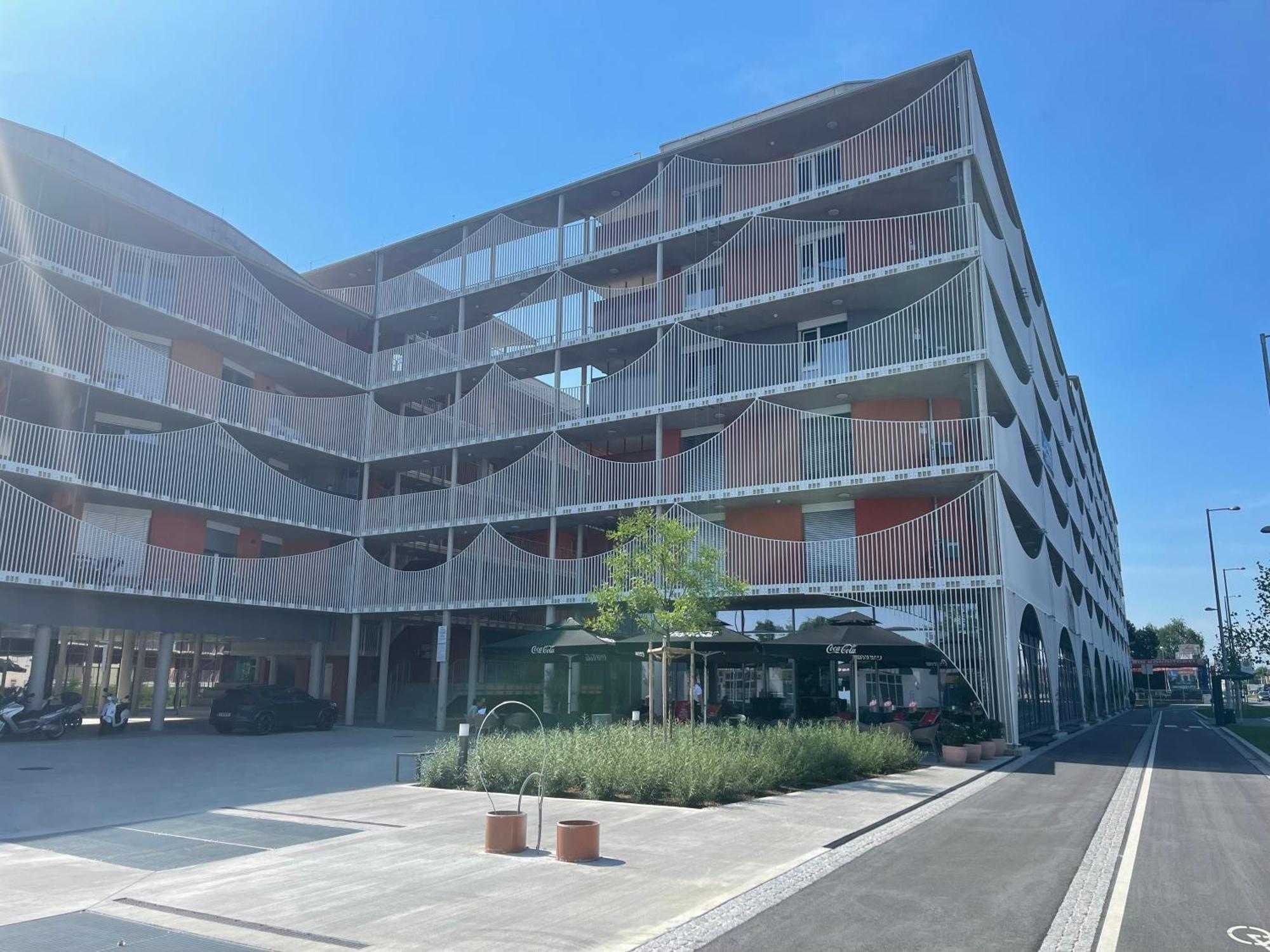 Luxusapartment Mit 40 Qm Terrasse, E-Parkplatz Und Parkplatz Грац Экстерьер фото